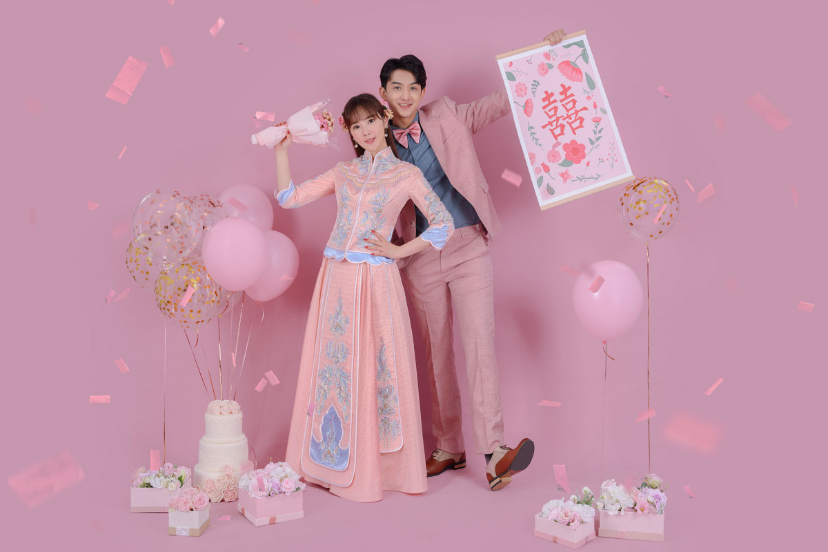 台中婚紗推薦,桃園婚紗推薦,中式婚紗,秀禾服婚紗,華納婚紗攝影棚內