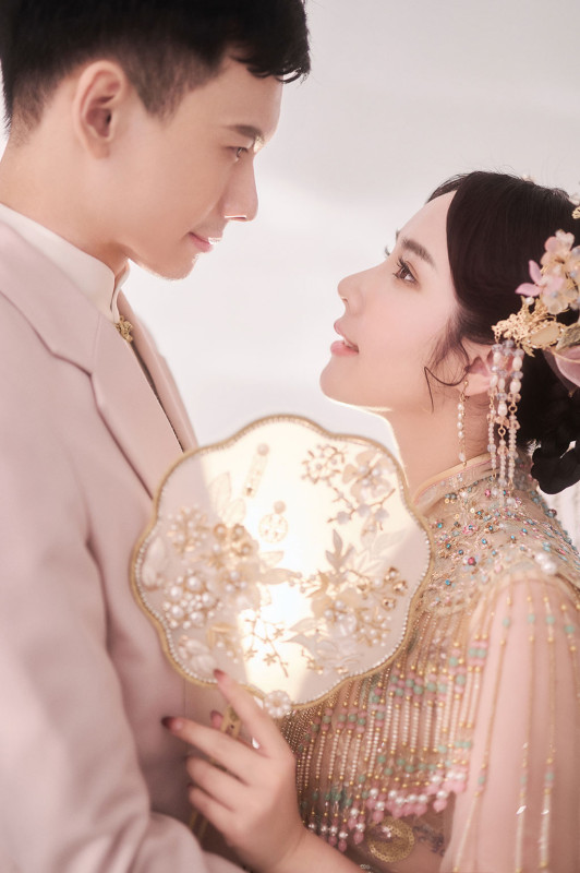 台中婚紗推薦,桃園婚紗推薦,中式婚紗,秀禾服婚紗,華納婚紗攝影棚內