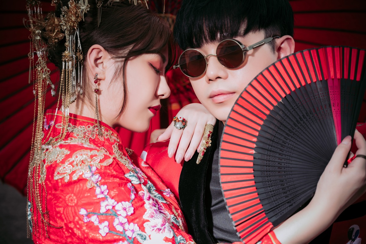 此次重大功臣人員 ⭐️門市人員：小玉⭐️ 很熱情很認真的門市人員，不會讓妳感覺妳踏進來了就別想空手出去的感覺 試穿婚紗時也可以從妳的行為談吐中得知妳平常的喜好穿著以及顏色，非常專業的一個小姊姊 ⭐️婚紗設計：蘇菲老師⭐️ 門市小玉在帶看禮服時，先帶我們介紹蘇菲老師的作品以及過往經歷，可以從每一件禮服裡面看出蘇菲老師的用心以及美感，做工細膩看了都會選擇性障礙不知道該選什麼 甚至蘇菲老師的設計很廣泛，不會侷限在一個系列裡面，讓不同客群能夠選擇到自己喜歡的婚紗 ⭐️攝影：大邱總監⭐️ 拍了很多超級美的作品，攝影技巧也很棒但人完全不會有孤傲不群的感覺 拍攝過程也超會引導新人很幽默的一個人，完全不用擔心應該要擺什麼姿勢，臉臭不臭而且很注重細節，裙擺擺的地方稍微有一點點的不流暢都會馬上要助理去調整到好 ⭐️新娘秘書：亦華總監⭐️ 每個人出生兩邊的五官其實本來就不對稱，差別在於明顯不明顯而已，以我自己個人來說我就是那個五官不對稱非常明顯的人 而亦華總監幫把我五官不足的地方都靠巧手補上了，無論是上妝髮時或是補妝時親切感十足不用擔心漫長化妝時間會無聊到爆，聊天過程也不會讓妳覺得尬聊到爆 很多通常在選新娘秘書時都會要求要試妝，我連試都沒試很相信亦華老師，還好最後成果完全沒有失望🤣 ⭐️燈光師：宗瑋/Sam⭐️ 以前對燈光師完全沒概念，但拍完看到作品之後認真覺得燈光師也很重要 其實當天從早上7點一路弄到晚上9點才回到台中華納婚紗，最後一套在河堤拍的當時已經天暗到沒有燈根本看不到任何東西，但燈光師跟攝影師的配合竟然可以在黑夜中拍出夕陽落下的照片，宗瑋也是說來就來的燈光師完全不拖泥帶水怕拖延到新人的拍攝時間，而且為了新人也是毫無怨言犧牲奉獻第一個衝去幫忙探未知的路，很懂攝影師需要什麼，不會花太多時間在溝通上