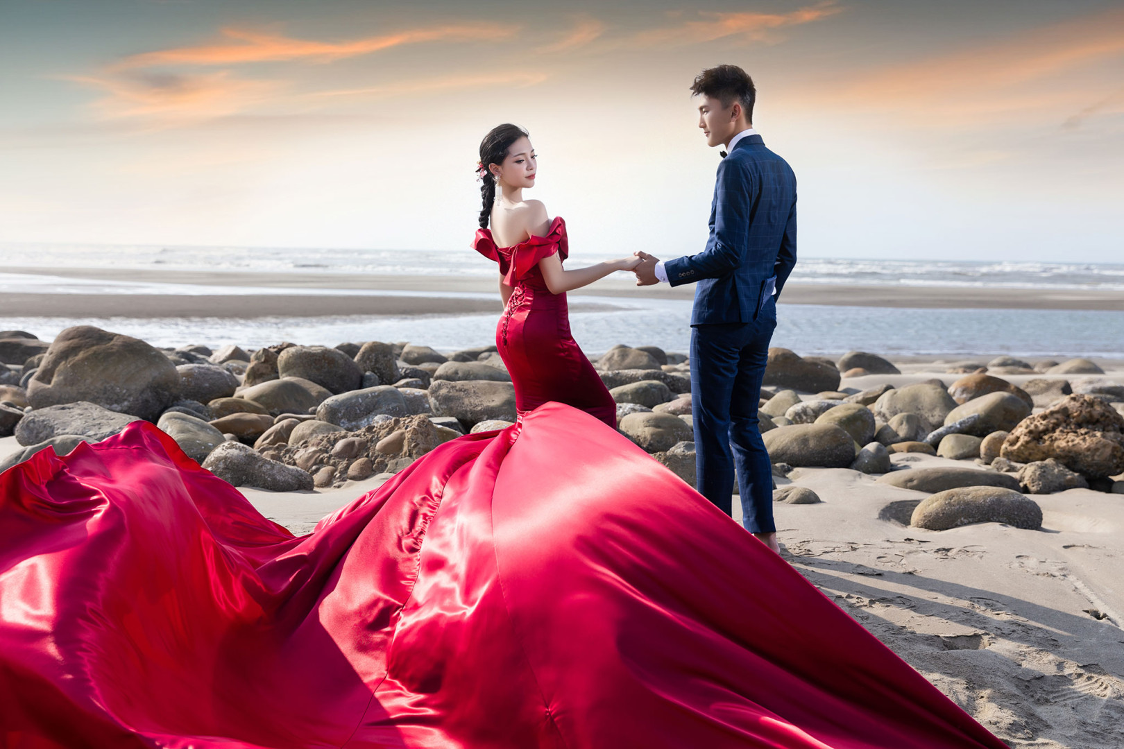 再來就是回家整理想要的拍攝風格等著和攝影師沈書羽老師溝通囉～ 到了溝通那天 老師認真的和我們討論拍攝景點、拍攝風格 也因為我是孕媽咪 所以老師很溫柔細心的跟我說 拍攝累了隨時跟他們喊停 都是沒問題的 這對我這個孕媽咪是非常感到窩心的😆 也因為老公和我不常拍照 所以常常面對鏡頭會尷尬 擺不出自然的姿勢 老師也讓我們放100個心 當天他會給予我們指示 自然的呈現照片效果！